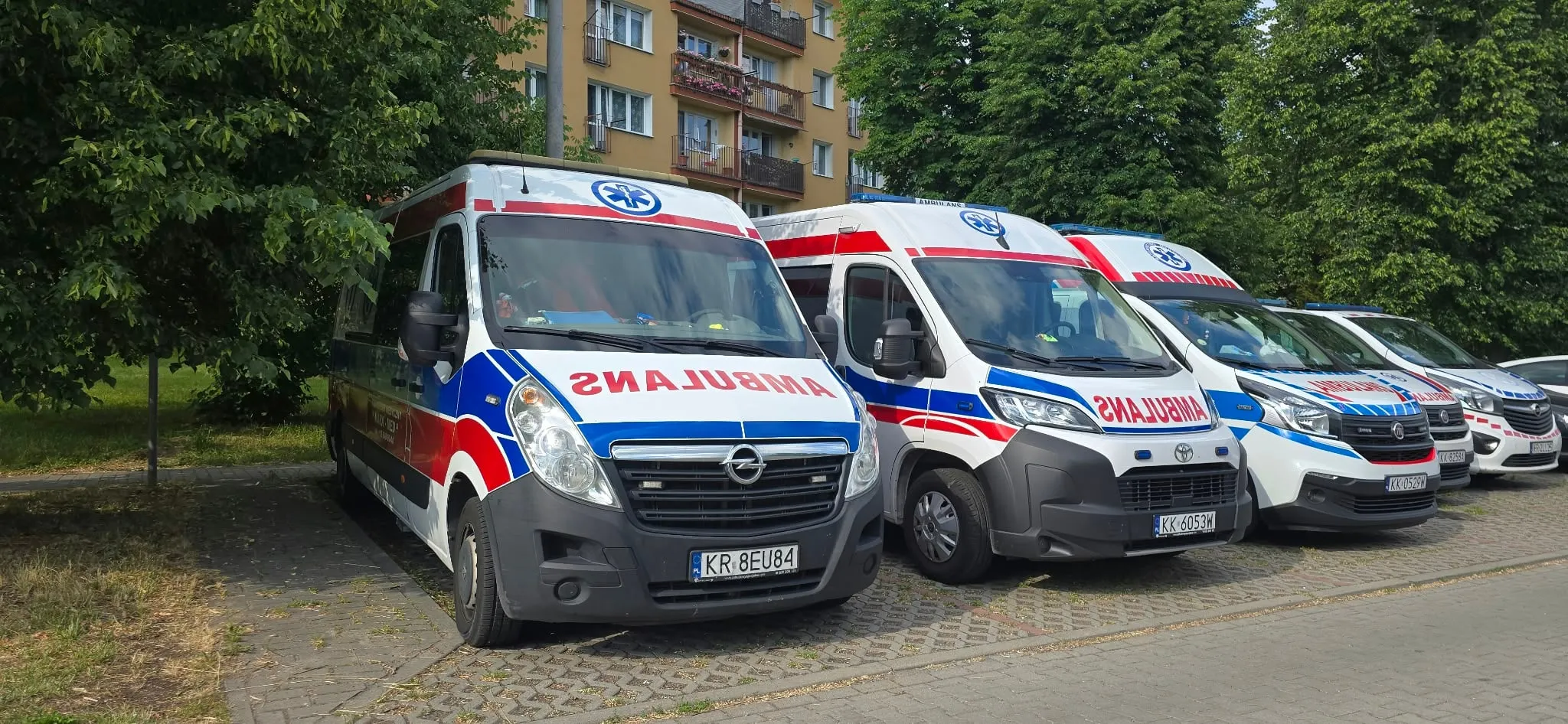 Rząd karetek Mark-Med widziany z boku