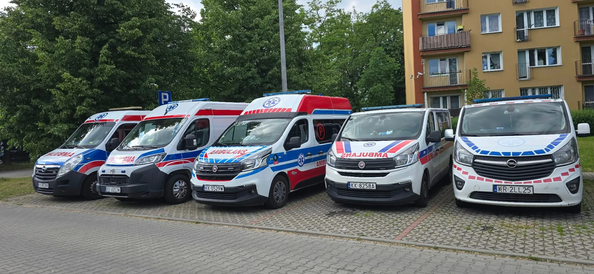 Flota karetek Mark-Med na parkingu bazy